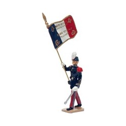 Porte drapeau de Saint-Cyr avant 83. On peut lire sur le drapeau : "Ils s'instruisent pour vaincre"